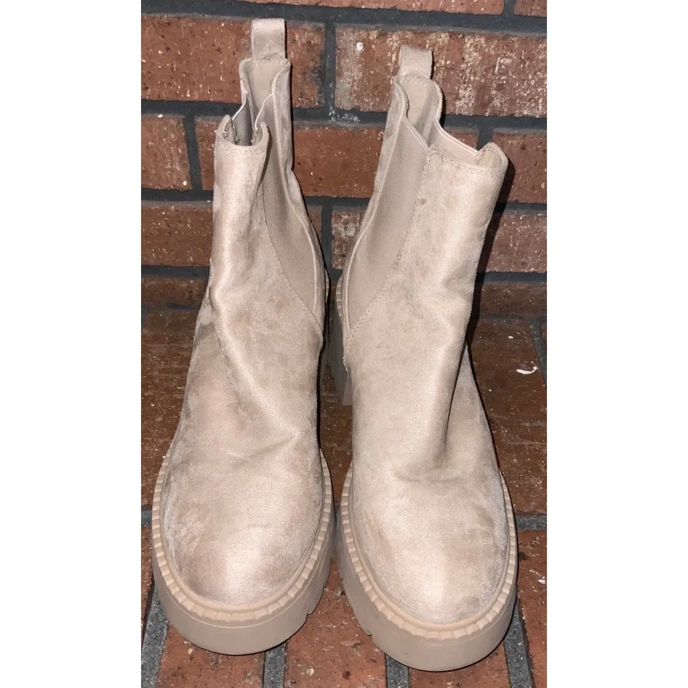 Madden Girl Tiana Tan Faux Suede Platform Lug Sole Chelsea Boots Womens 11M